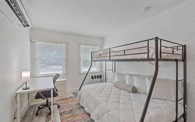 Urban Nest On 8th 4 Bedroom Home