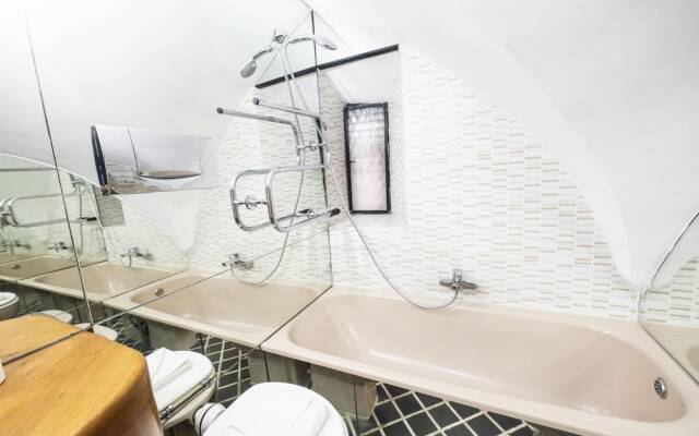 Caden Splace - Dbalconycollection at Piazza Navona