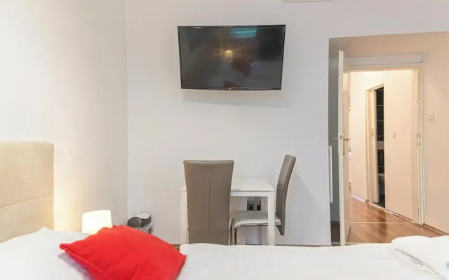 Bright 1BR Apt Perfect for Long Stays