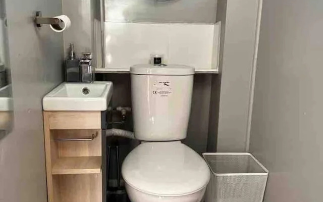 Spacious 3-bed House in Swindon