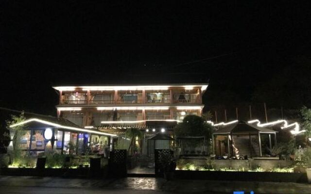 Lugu Lake Cloud - Sea Stacked Courtyard