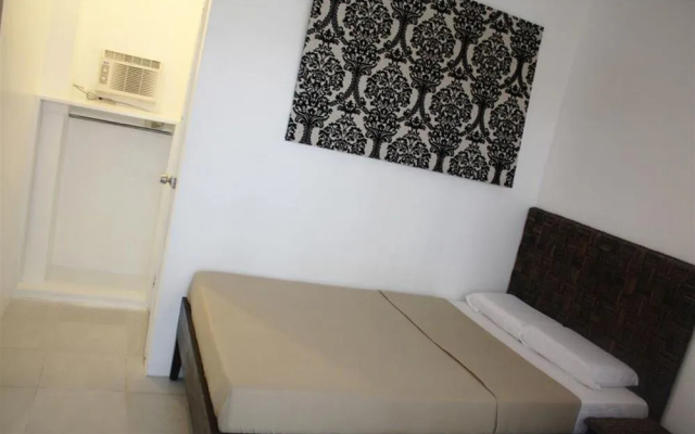 R Suites & Cafe