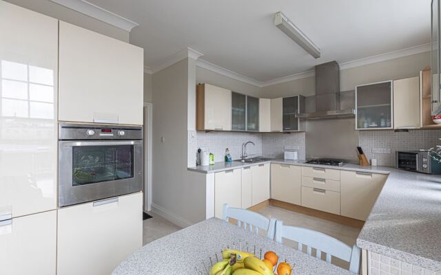 Stylish 3 Bedroom Flat with balcony is West Kensington