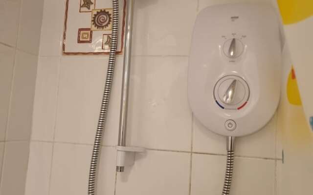 Lovely 2 Bedroom Apartment With Private Parking