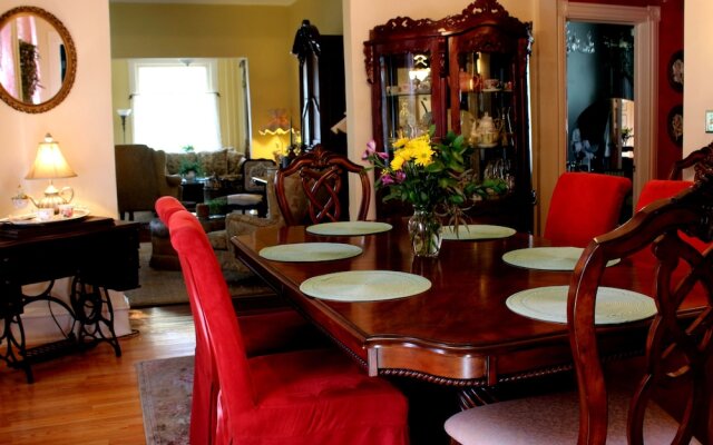 The Inn on Holly Bed and Breakfast