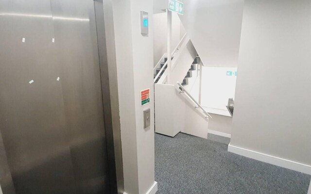 1braptmt W/king BED 4guests Embankmnt Parkg Wifi