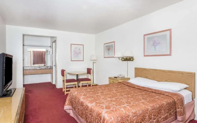 Super 8 By Wyndham Phoenix Metro North