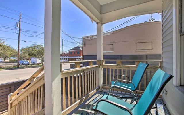 < 2 Mi to Pleasure Pier: Cozy Beach Bungalow