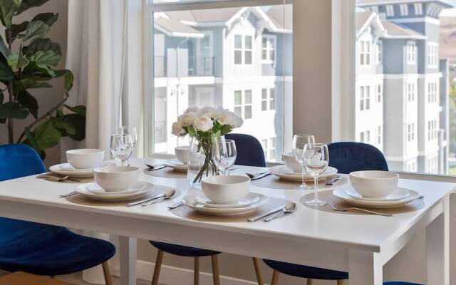 Chic Apt w Jacuzzi Pool BBQ Mountain Views