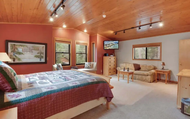 Lake Tahoe Treasure! Minutes From Beach & Skiing