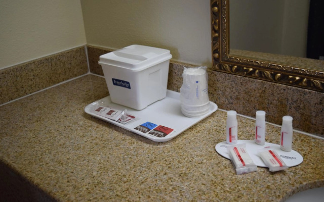 Travelodge Inn & Suites by Wyndham Norman