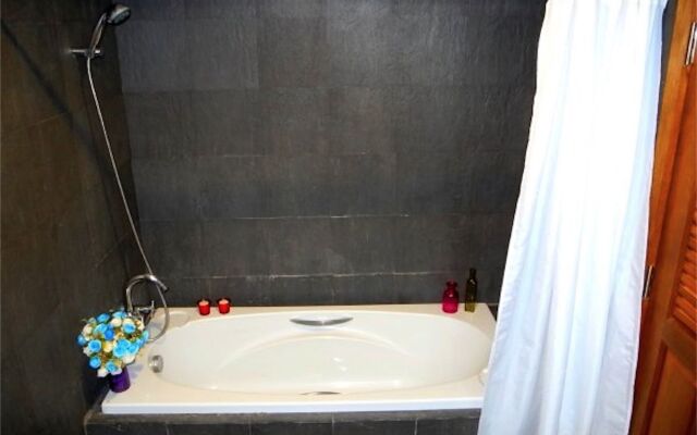 Sunrise 3 bedrooms Spacious Apartment In Nai Harn