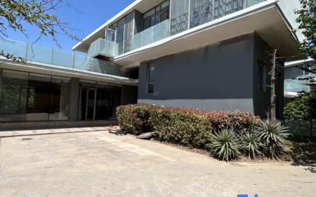 Mid-Levels · Courtyard Villa