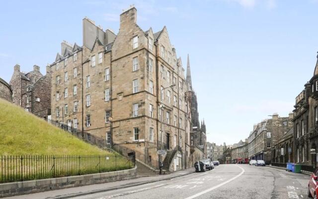 ALTIDO 2-BR Apt directly next to Edinburgh Castle