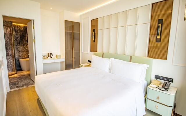 YOHO Resorts World Hotel