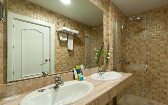 Alcazar Hotel