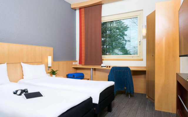 ibis Como