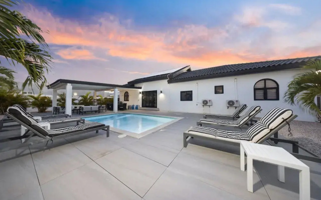 Tides Villa 4BR Private Pool Walk to the Beach