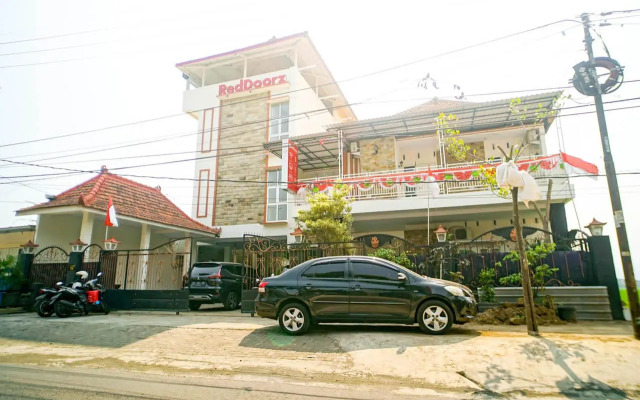 RedDoorz Plus near Malang Airport