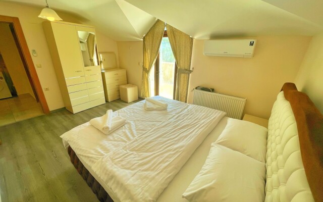Lustra Garden Suite
