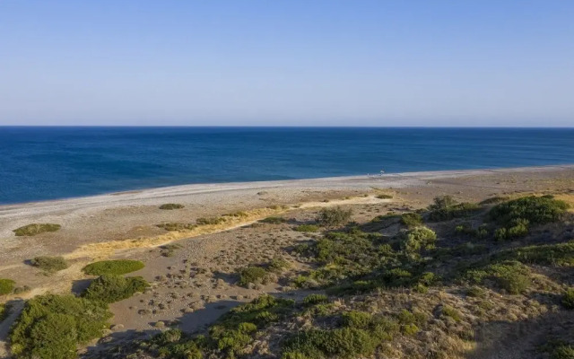 Live by the sea at House Almyra