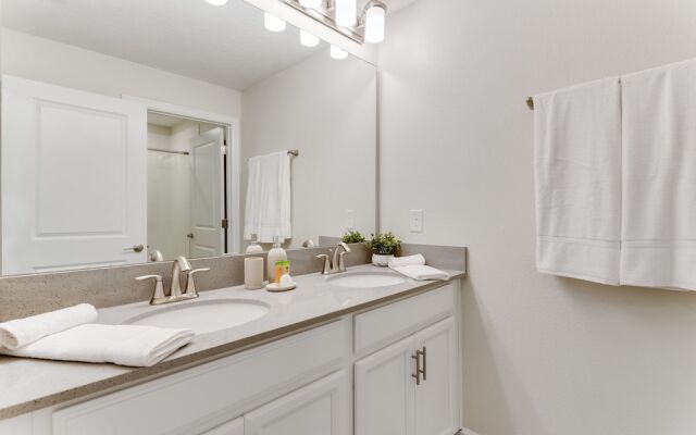 4bed 3Ba Storey Lake Home w. Pool