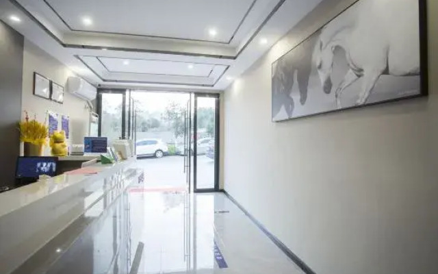 Junyi Hotel (Xuancheng Wanda Plaza)