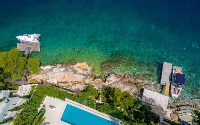 Beachfront Villa Seven Sins with Pool