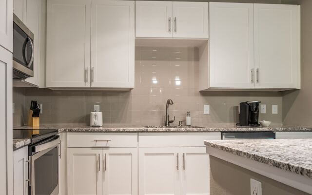 Baymeadows 2 BR Apt by Frontdesk