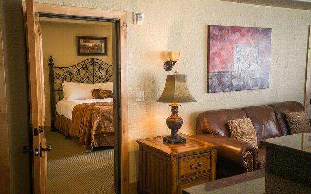 Silverado Lodge with Easy Pool Access by RedAwning