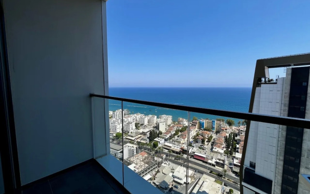 128 LIM - 2005 Stay Only Tower Suite