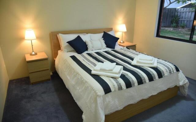 Halls Head Heaven Close To Beach sleeps 8