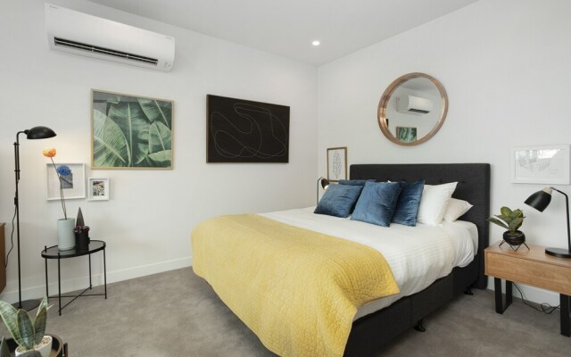 QV Almost New Studio Wynyard - 1013