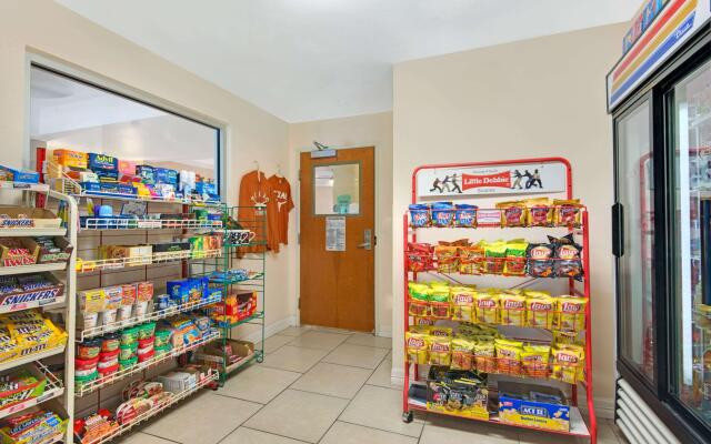 Super 8 By Wyndham Austin/Airport North