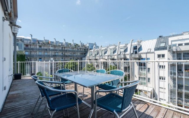 Vienna Roof Top Apartment with Terrace, Parking and AC