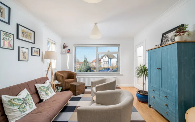Madika Homes Stunning 2-bed Apartment in Edgware