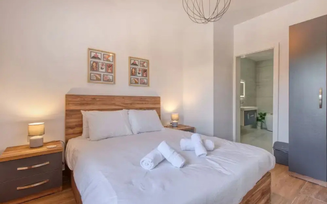 Qala Tranquil Escape - Stylish With Terrace AC