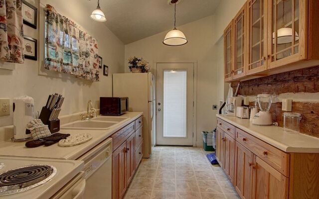 Timeless Treasures 1 Bedroom 1 Bathroom Chalet