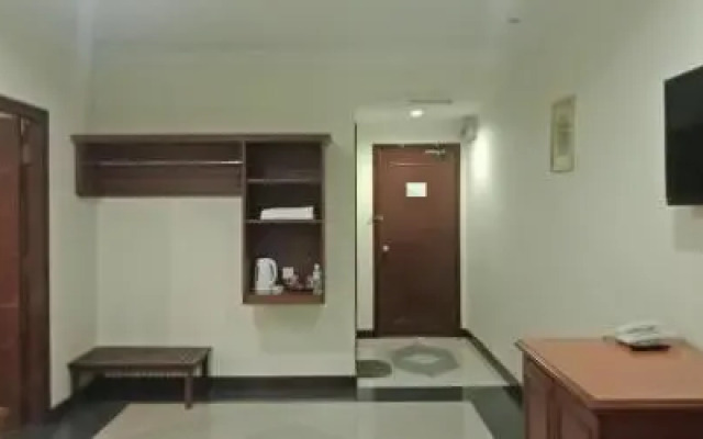 The Upper Deck Hotel