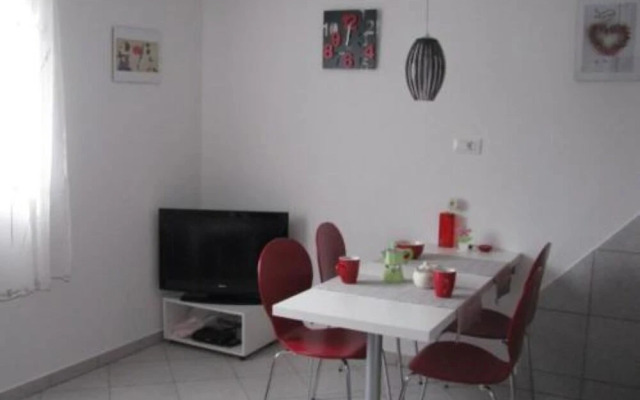 Xena - Comfort and Spacious - A2 Red