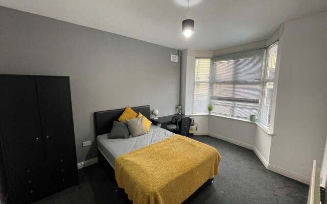 Modern 4 Bedroom House Near City Center