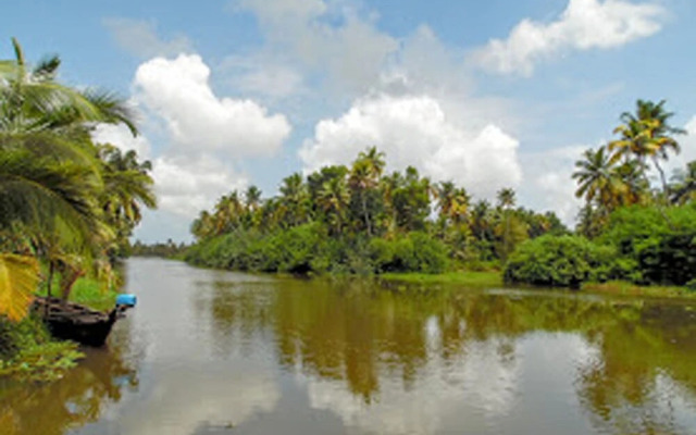 Houseboat Cruise in the Backwaters of Kerala