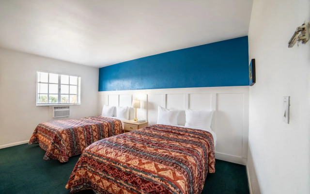 Captain's Table Hotel