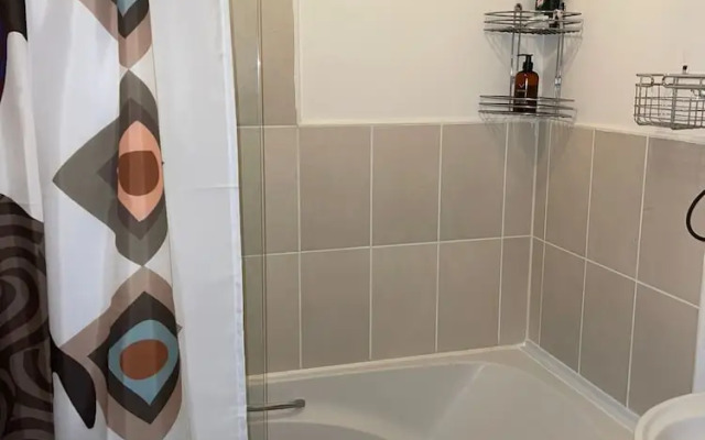 Comfortable and Convenient 1-bed Apart in Romford