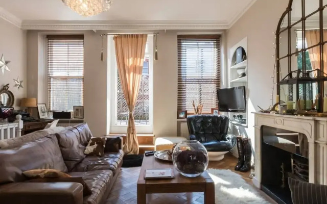 Stylish 1-bed With a Roof Terrace