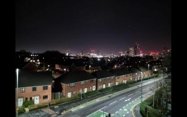 Impeccable 2 Bed Apartment In Salford