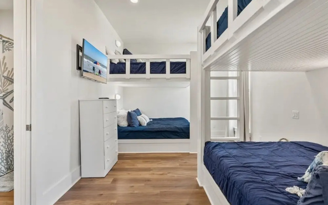 Tidewater 4 Bedroom Home by RedAwning