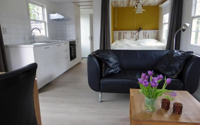 Tiny house Appelvinkje, huisje met bedstee in bosrijke omgeving