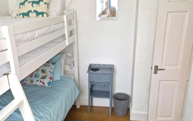 Seascape Retreat with Parking