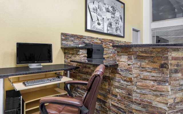 Super 8 by Wyndham Wichita Airport